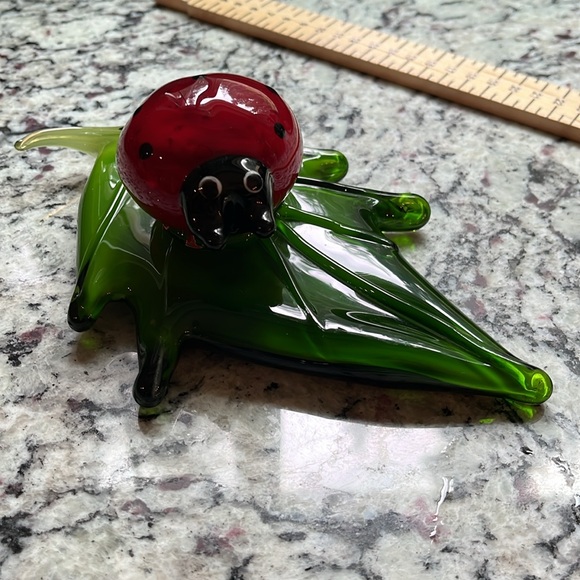 Vintage Hand Blown Glass Lady bug on a green glass leaf paper weight. 2.5 x 8” - Picture 4 of 5